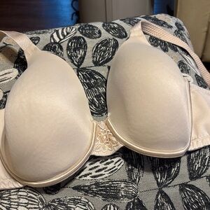 Vanity Fair, lightly lined 42C bra